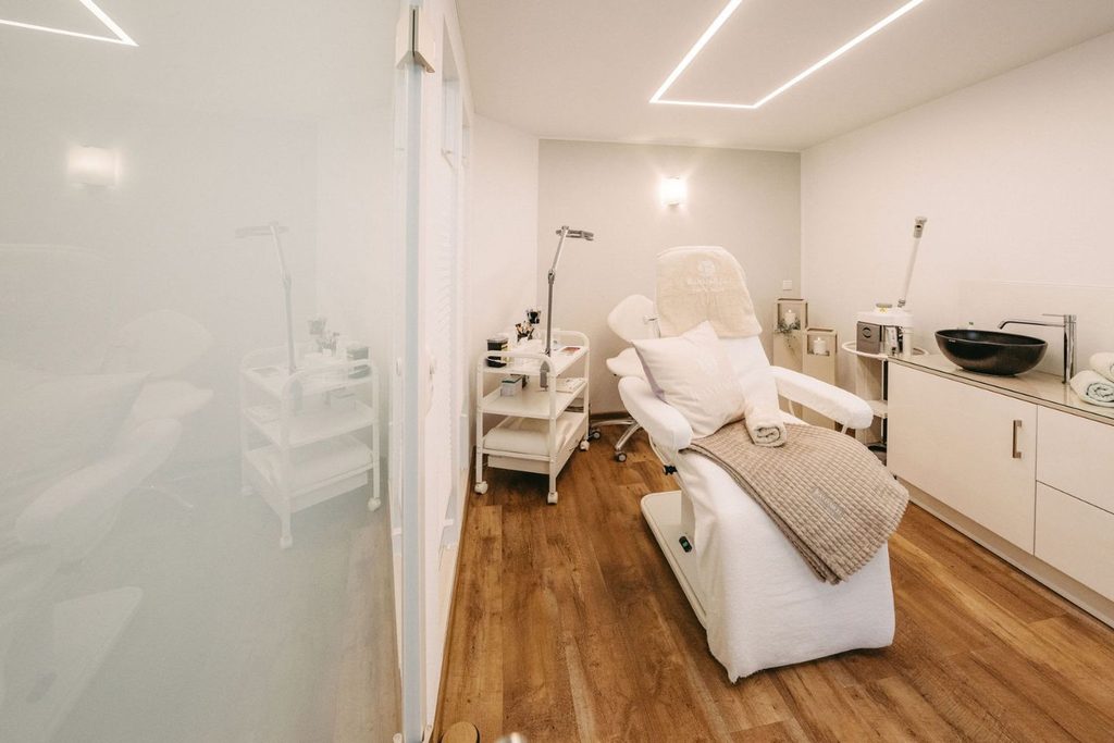 Massageraum mit Liege für Entspannungsmassagen