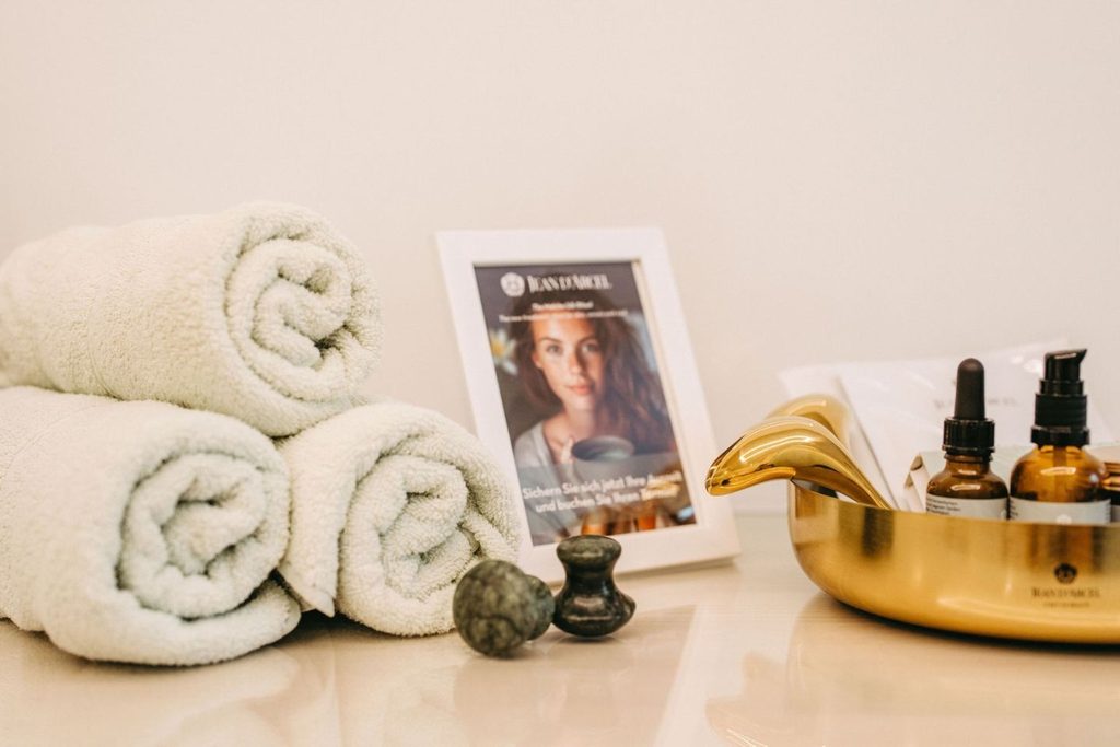 Schale mit Massageöl für Entspannungsmassage
